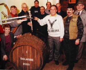 2000 年時Dalmore前任酒廠廠長Mr. Drew Sinclair 先生與酒廠工作人員為紀念千禧年 (西元2000年) 到來時特別裝了一桶”Dalmore whisky 2000年紀念桶”威士忌