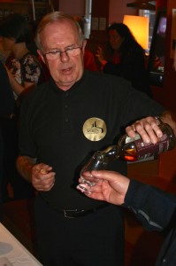 上圖 : 格蘭父子公司Mr. David Stewart大師為來賓親自倒上Balvenie Doublewood 17 年
威士忌