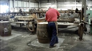 上圖 : 桶匠們正在修整酒廠中的橡木桶