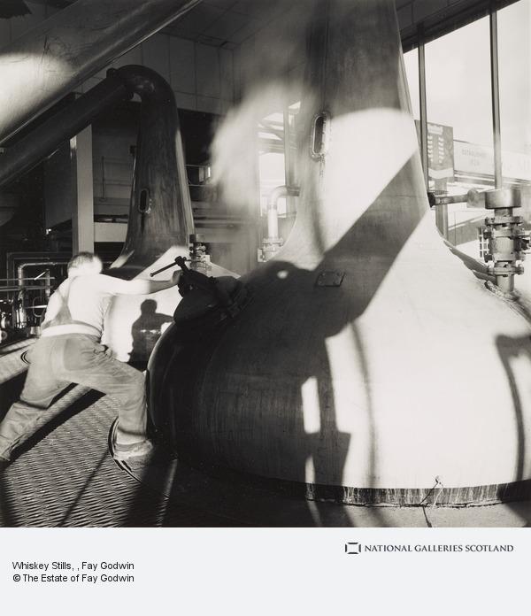Fay Godwin 菲.古德溫大約於1980年代拍攝的某家威士忌酒廠技師正在工作的照片